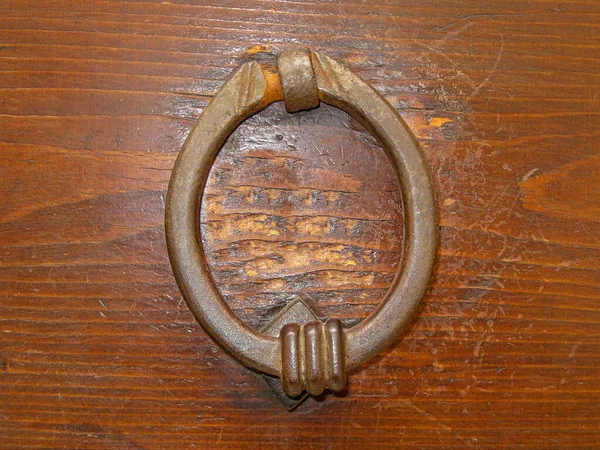 Şehrin eski kısımlarında. Kapı kolları.