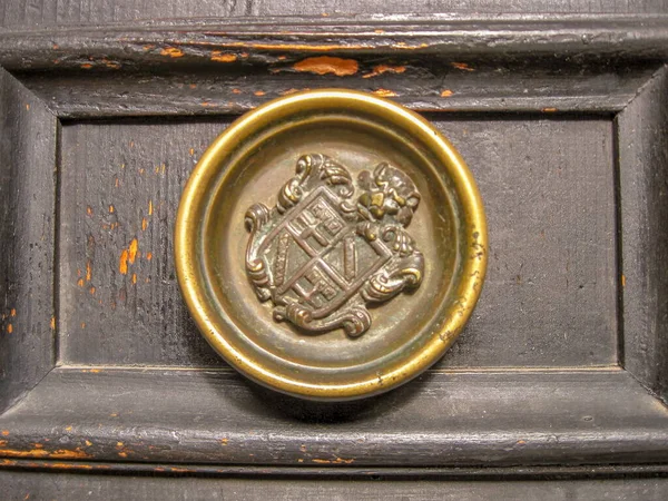          Şehrin eski kısımlarında. Kapı kolları.                      