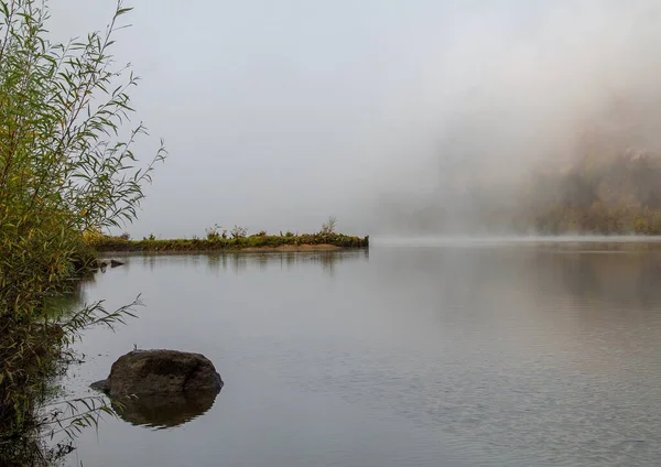 Sabah nehrinin üzerinde kaybolan sis.