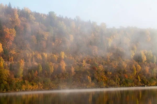 Sabah nehrinin üzerinde kaybolan sis.