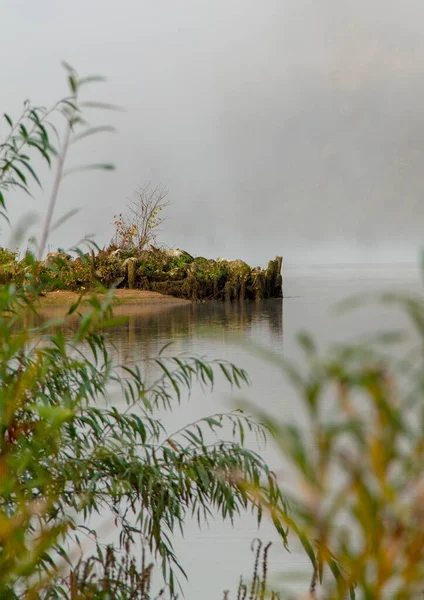 Sabah nehrinin üzerinde kaybolan sis.