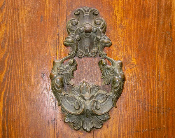 Şehrin eski kısımlarında. Kapı kolları