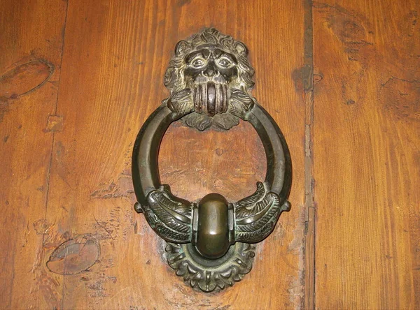 Şehrin eski kısımlarında. Kapı kolları