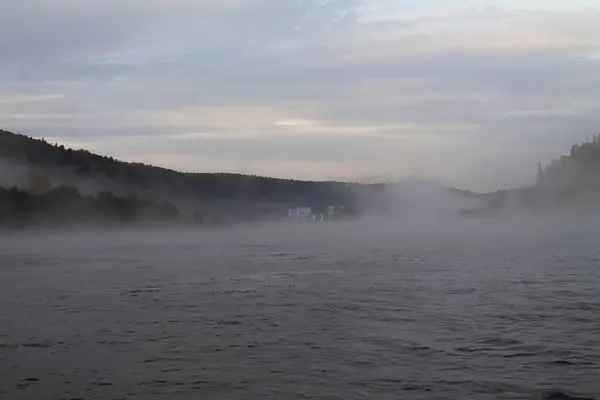 Sabah nehrinin üzerinde kaybolan sis