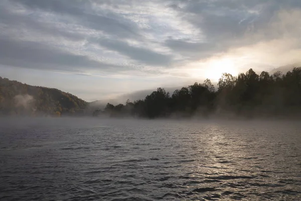 Sabah nehrinin üzerinde kaybolan sis