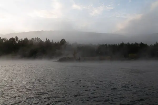 Sabah nehrinin üzerinde kaybolan sis