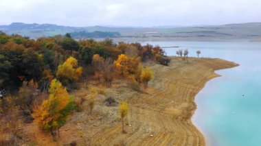 Kurak mevsimde rezervuar hava manzarası. Alloz rezervuarı. Navarre, İspanya, Avrupa. 4K.