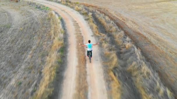 Egy Fiatalember Biciklizik Vidéken Navarra Spanyolország Európa — Stock videók
