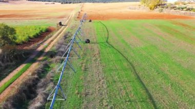 Sonbaharda sulama sistemi olan tarım arazisi. Hava görüntüsü. Navarre, İspanya, Avrupa. 4K.