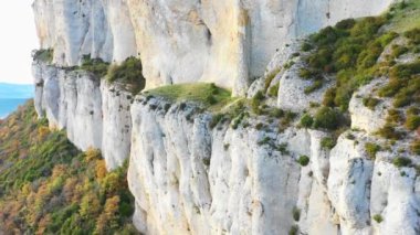 Loquiz Dağları 'ndaki Rocky yamacı. Hava görüntüsü. Navarre, İspanya, Avrupa. 4K.