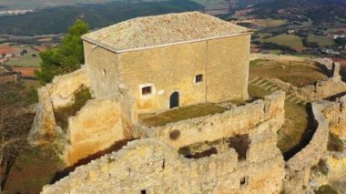 Castle manzaralı. Villamayor de Monjardin köyü. Hava görüntüsü. Navarre, İspanya, Avrupa. 4K.