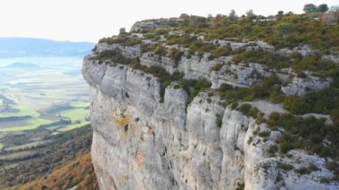 Loquiz Dağları 'ndaki Rocky yamacı. Hava görüntüsü. Navarre, İspanya, Avrupa. 4K.