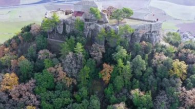 Castle manzaralı. Villamayor de Monjardin köyü. Hava görüntüsü. Navarre, İspanya, Avrupa. 4K.