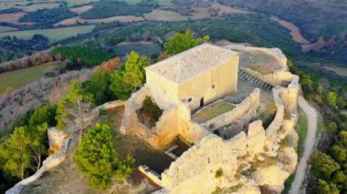 Castle manzaralı. Villamayor de Monjardin köyü. Hava görüntüsü. Navarre, İspanya, Avrupa. 4K.