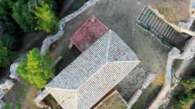 Castle manzaralı. Villamayor de Monjardin köyü. Hava görüntüsü. Navarre, İspanya, Avrupa. 4K.
