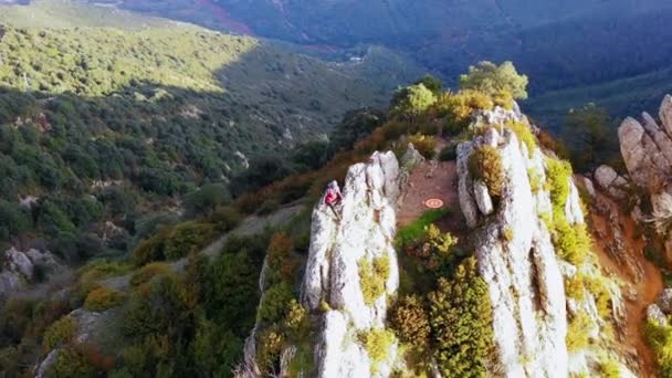 Uomo Cima Una Montagna Rocciosa Monte Montejurra Navarra Spagna Europa — Video Stock