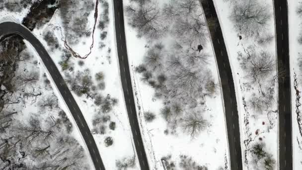 Ορεινή Πλαγιά Και Στροφές Του Δρόμου Χειμώνα Αεροφωτογραφία Ναβάρα Ισπανία — Αρχείο Βίντεο