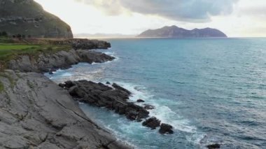 Kıyı hava manzarası. Cantabria 'da. İspanya. İHA görüntüsü. 4K