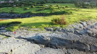 Kıyı hava manzarası. Cantabria 'da. İspanya. İHA görüntüsü. 4K