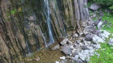 Şelale kayalık bir uçuruma bakıyor. İHA atışı. İspanya, Avrupa. 4K.