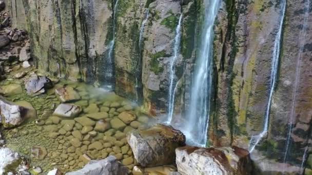 Wasserfall Mit Blick Auf Eine Felsige Klippe Drohnenschuss Spanien Europa — Stockvideo