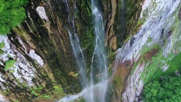 Cascata Che Guarda Una Scogliera Rocciosa Colpo Droni Spagna Europa — Video Stock