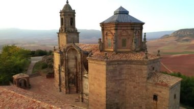 San Gregorio Manastırı. Navarre, İspanya, Avrupa. Hava görüntüsü. 4K