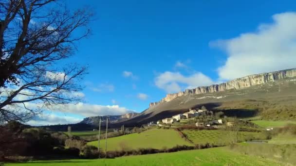 Loquiz Mountain Range Och Aramendia Byn Med Moln Lantlig Tid — Stockvideo