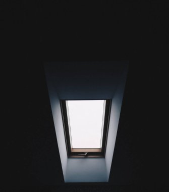 Karanlıktaki pencere