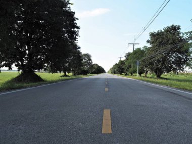 Mavi gökyüzü ile güzel bir yol.