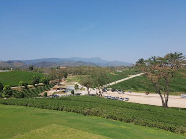 Mavi gökyüzü ve dağlarla muhteşem bir göl