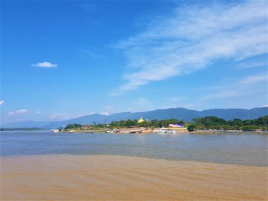 Köprüden nehrin manzarası