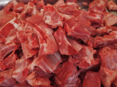 Domuz eti dükkanında çiğ domuz pirzolası