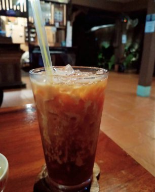 Tahta masada bir fincan kahve.