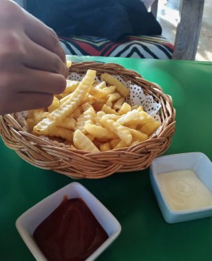 Kızarmış patates ve ketçap.