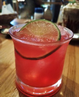 Masada meyve süslemeli kokteyl.