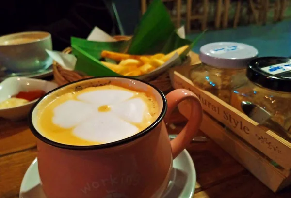 Tasse Kaffee Auf Holztisch — Stockfoto