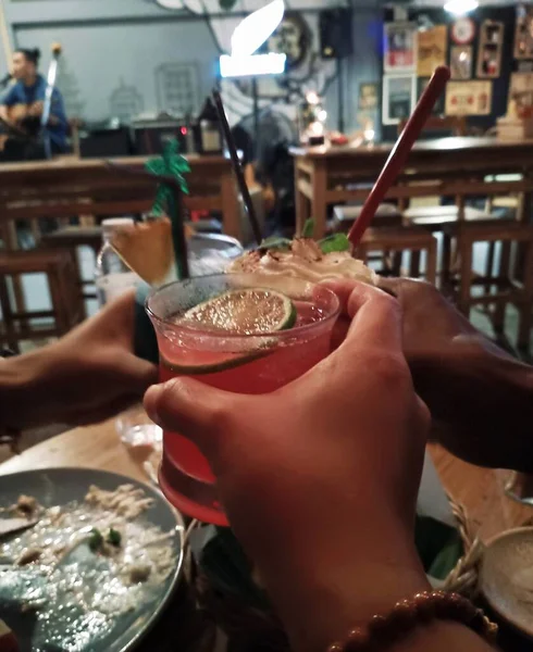 Cocktail Mit Obstdekoration Auf Dem Tisch — Stockfoto