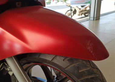 Kırmızı motosiklet kazası hasarı