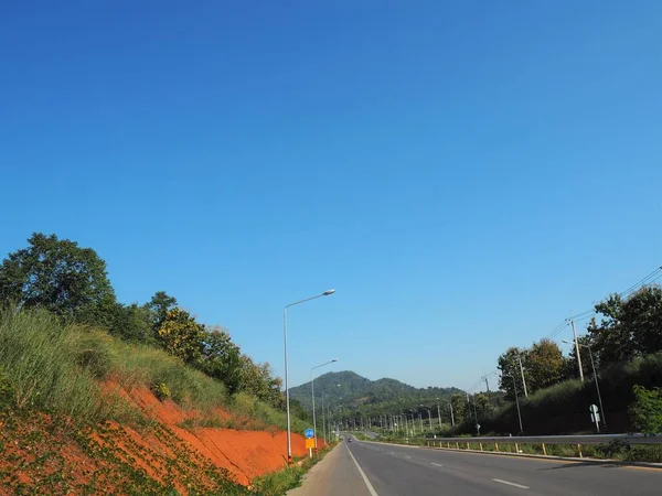 青い空の山への入口の道 — ストック写真