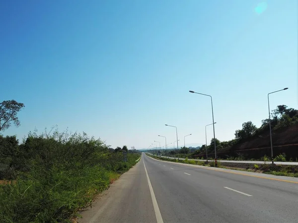 Giriş Yolu Mavi Gökyüzü Ile Dağlara Gider — Stok fotoğraf