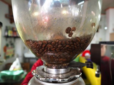 Kahve çekirdeği karıştırıcısı ve kavrulmuş kahve çekirdeği.