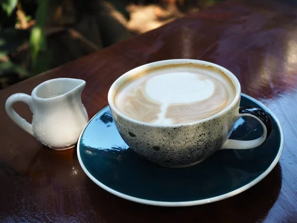 Een Kop Koffie Houten Tafel — Stockfoto