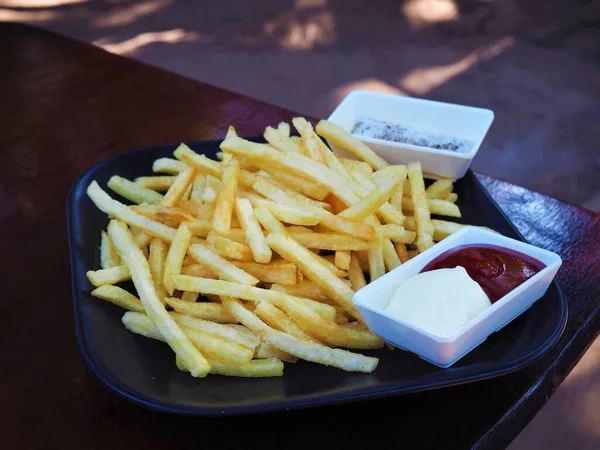 Sült Krumpli Ketchup Asztalon — Stock Fotó