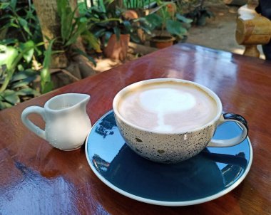 Masanın üzerinde bir fincan kahve.