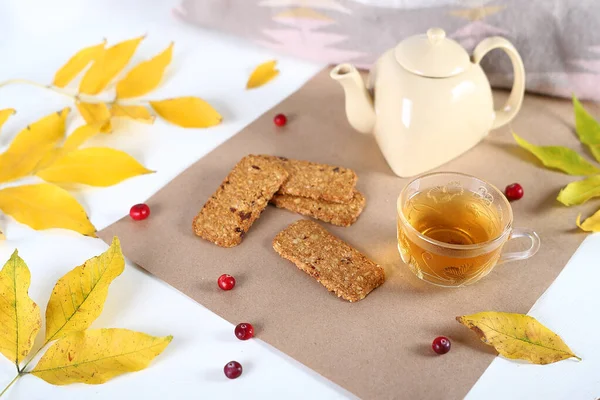Чашка чая и торт с осенними листьями. — стоковое фото