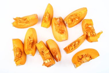 Beyaz arka planda balkabağı dilimleri. Düz yatıyordu.