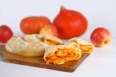 Beyaz arka planda balkabağı turtası