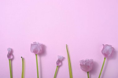 Pembe arka plan ve cam güller. Anlaşıldı.