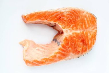 Beyaz arka planda yakın plan somon balığı parçası.